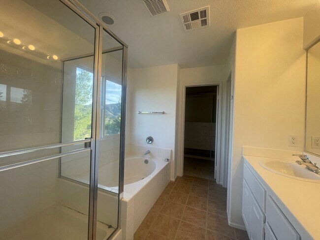 Building Photo - Hollyhock St