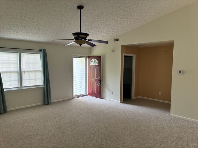 Building Photo - 3 Bed 2 Bath Newport Home Available now