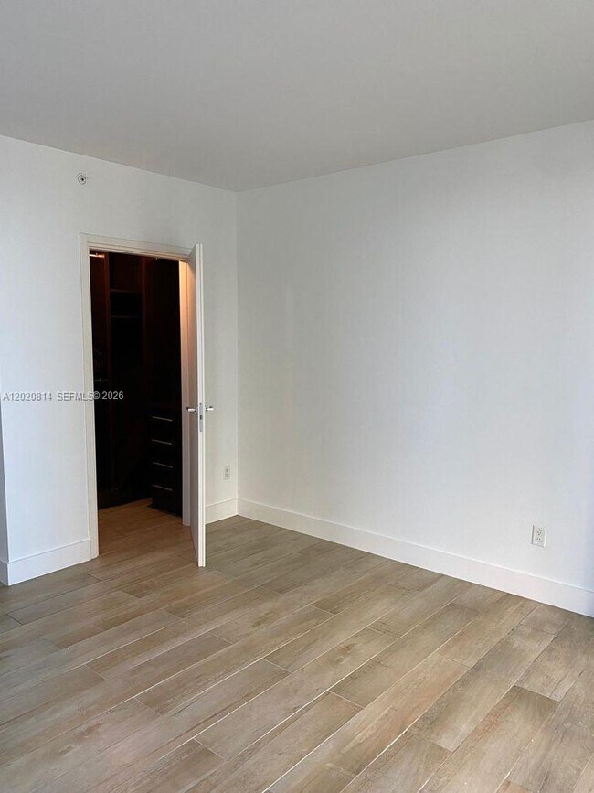 Building Photo - 1300 Brickell Bay Dr