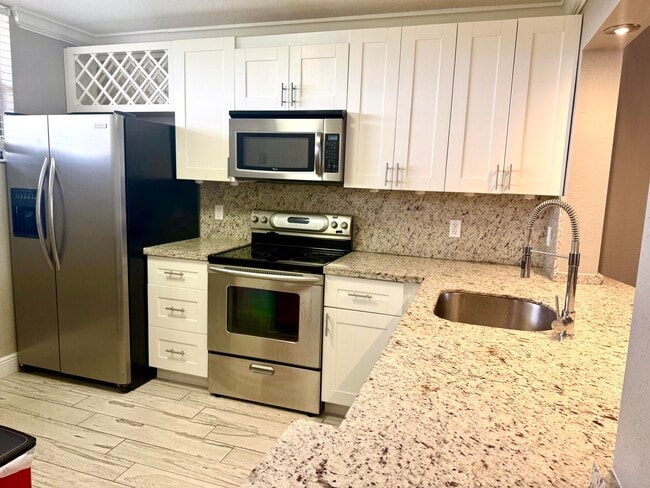 Building Photo - 111 Lake Emerald Dr