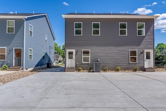 Building Photo - 3425 Garden Dr