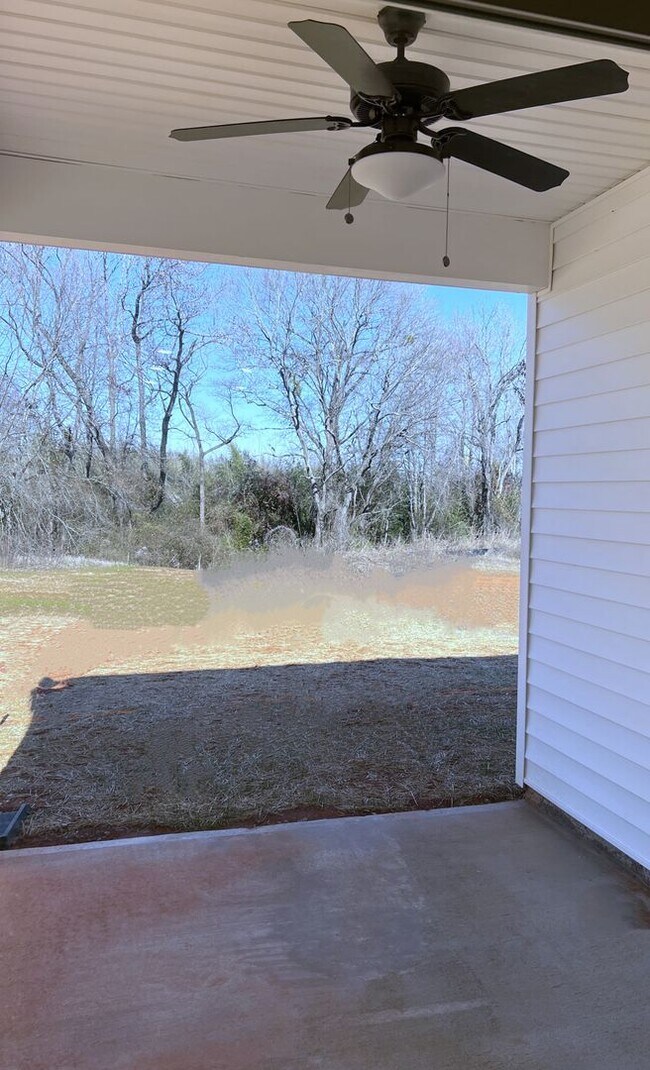 Building Photo - $1,000 Off First Full Month Rent
