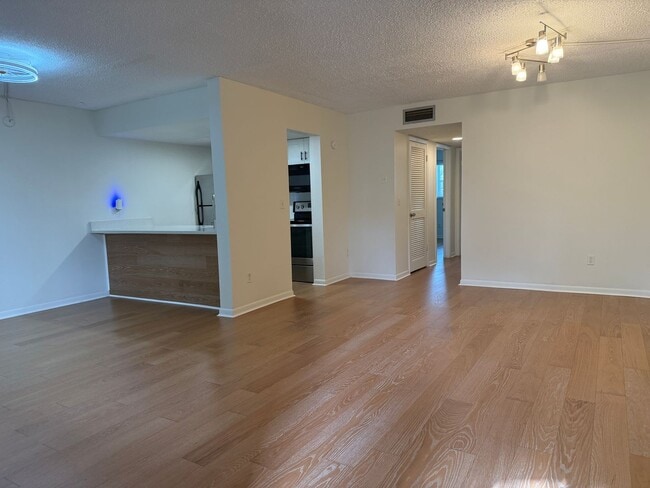 Building Photo - Great Largo 2/1 condo 55+ community