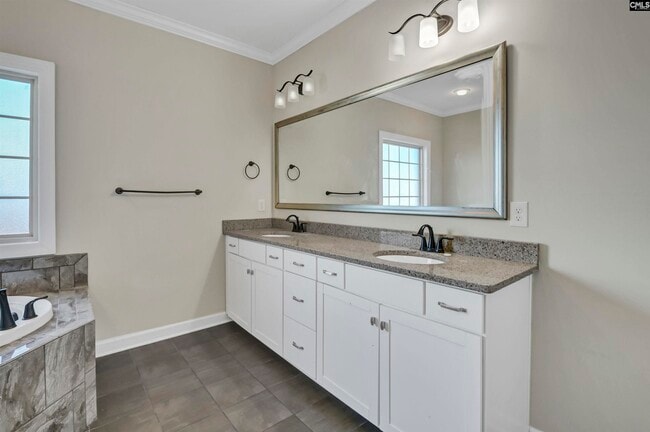 Building Photo - 5 Mapleline Ct