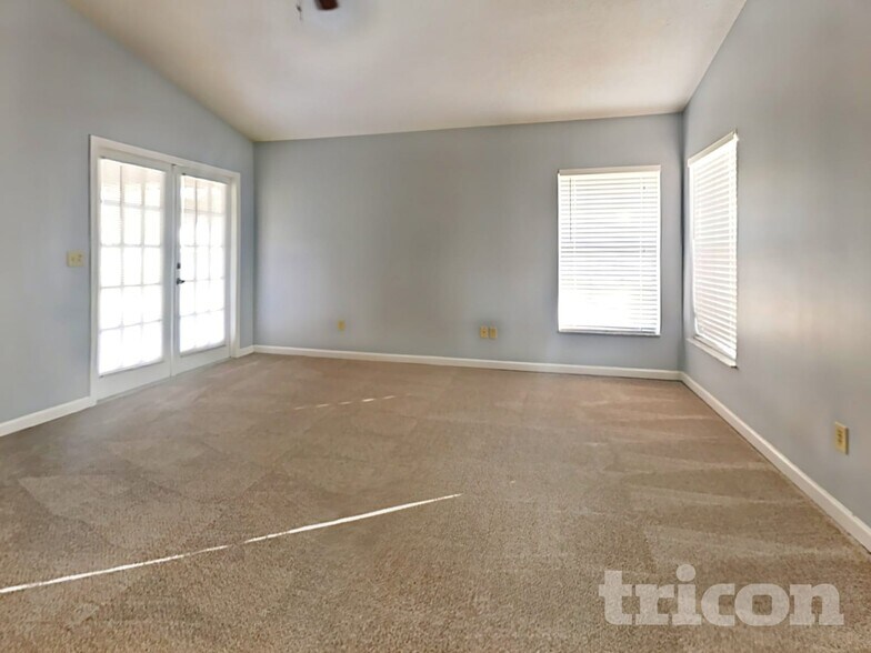 Building Photo - 2913 James Melvin Dr