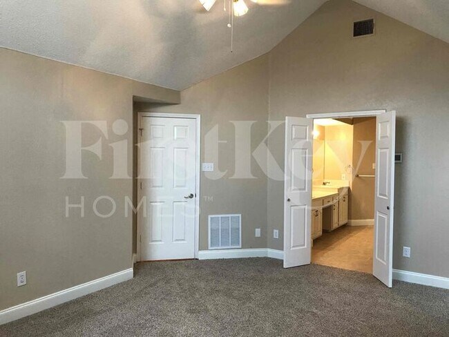Building Photo - 2132 Montclair Ln