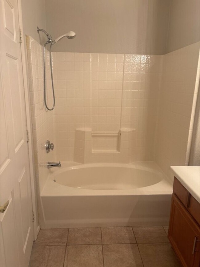 Building Photo - Downstairs unit with 3 bedroom and with two baths