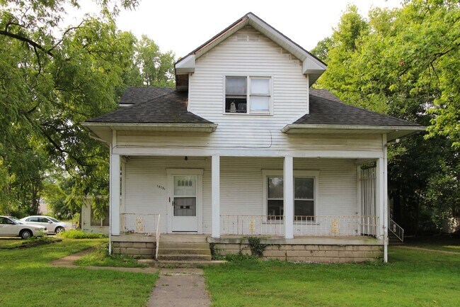 Building Photo - Hardwood Floors