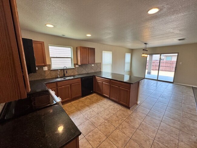 Building Photo - Ready for Move In! Spacious 4 bedroom 3 ba...