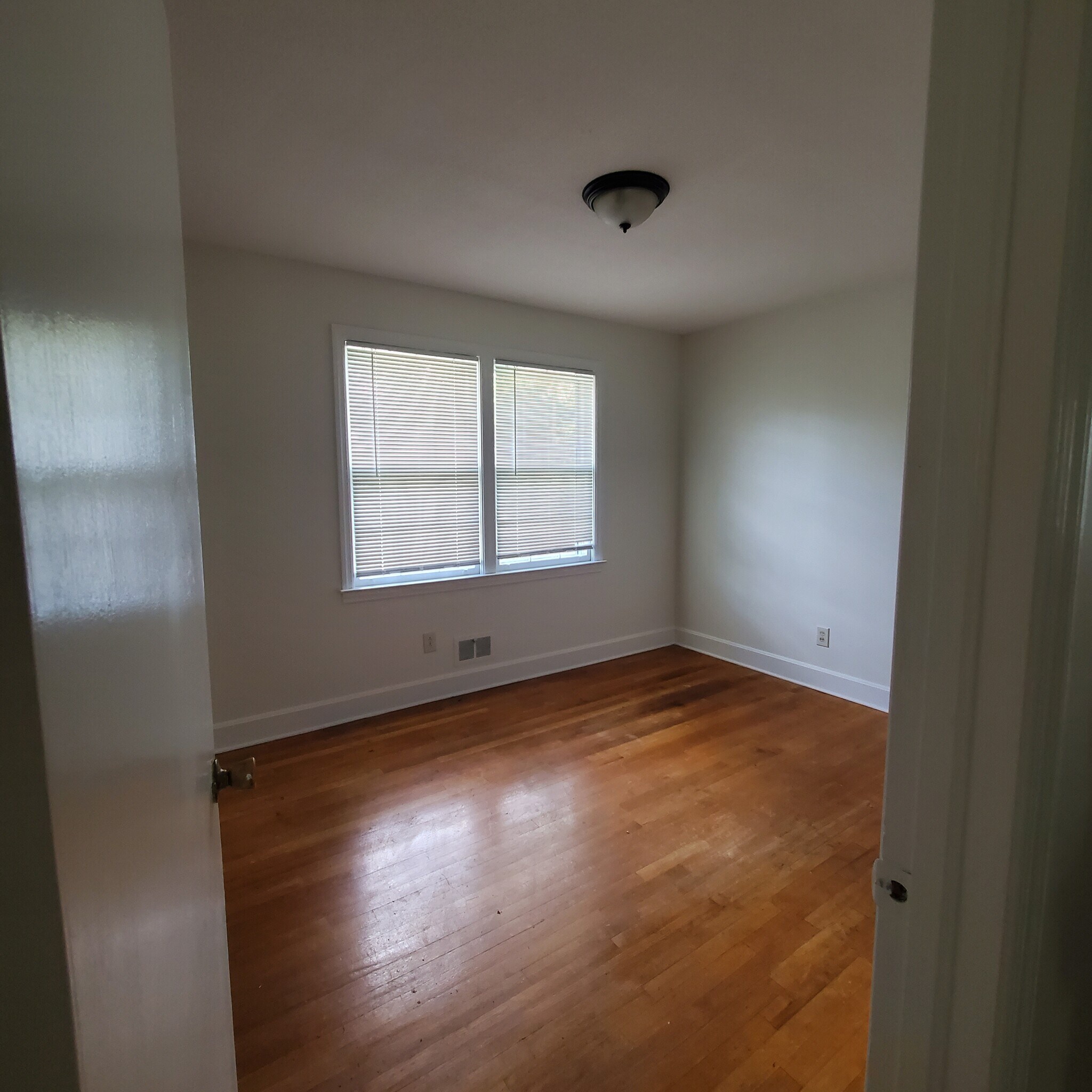 Building Photo - 301 W Lakeside Ave