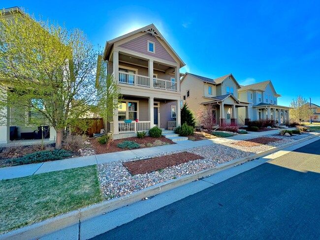 Building Photo - Spacious Backyard