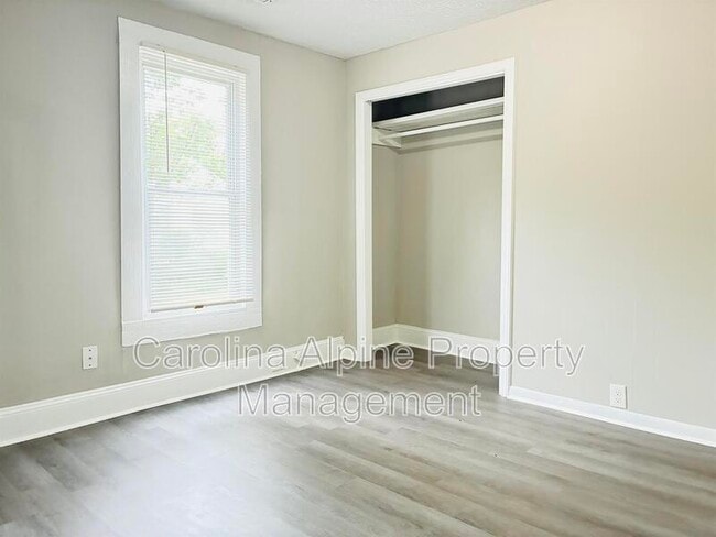 Building Photo - 514 S Maple St