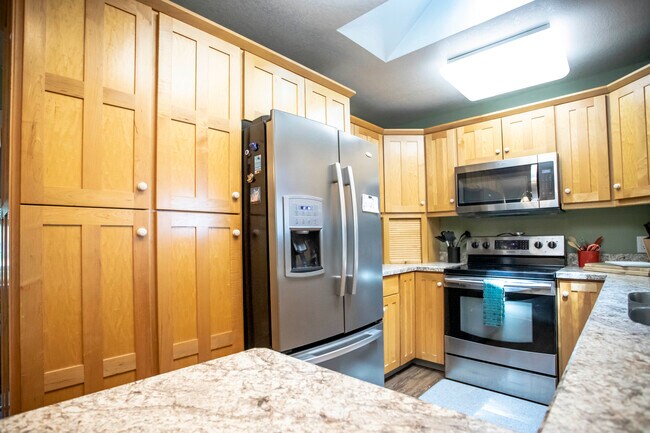 Kitchen with ample cupboard storage - 731 Garnet Ave