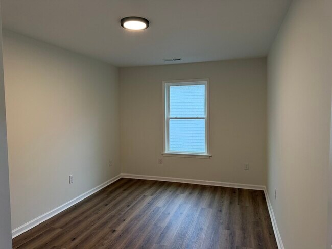 Building Photo - 3 Bed House