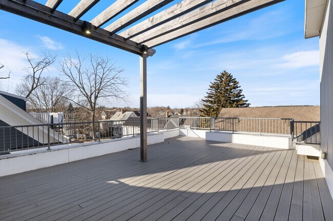 Building Photo - 303 Islington St