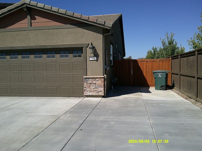 Building Photo - 700 Jasmine Ct