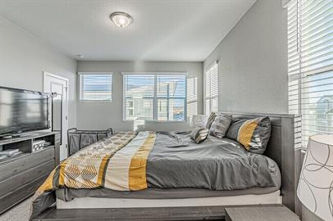 Building Photo - Modern 3 Bed/ 2.5 Bath Townhome in Sterling Ranch