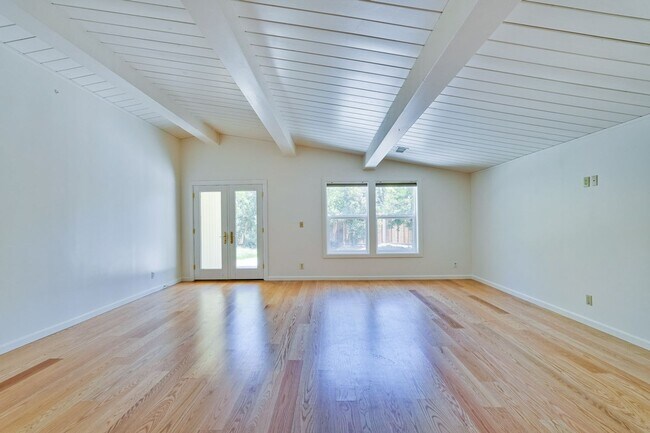 Building Photo - Spacious 4 Bed 3 Bath Home in Highly Desir...