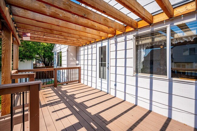 Building Photo - Evolve Real Estate: Meticulously Maintained 3 Bed RANCH Home with Deck and Pergola Available Sept 1!