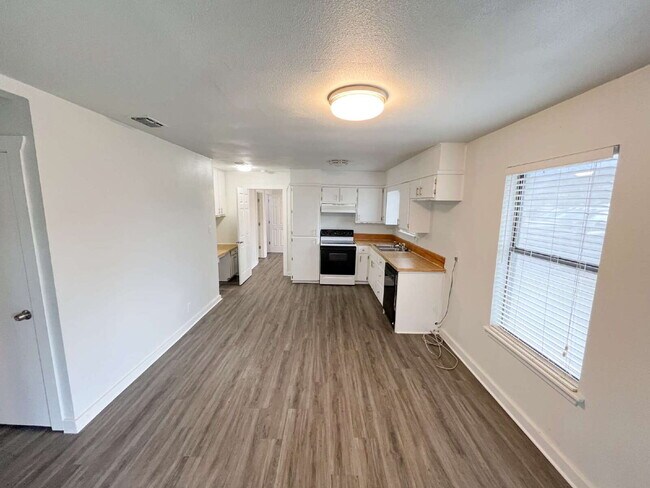 Building Photo - Adorable, Renovated 3/1 House with a Large Metal Shop