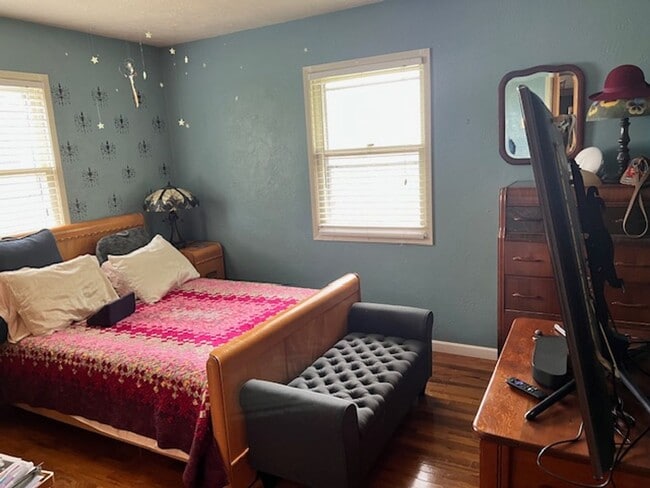 Building Photo - Coming soon - 4 bedroom, 2 bath home near ...