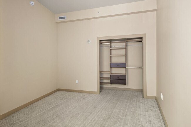 Building Photo - 910 Lenora St