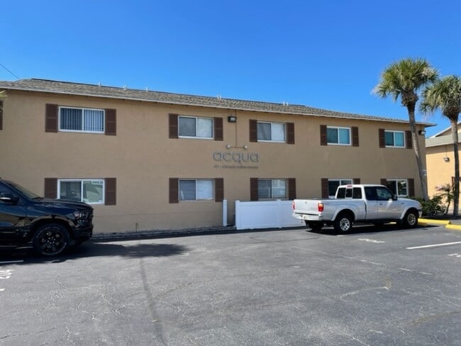 Building Photo - 2 Bedroom 1 Bath condo includes water for $1000