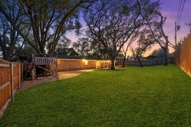 Building Photo - 5601 Westlawn Dr