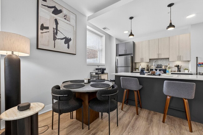 Building Photo - 1424 N Park Pl