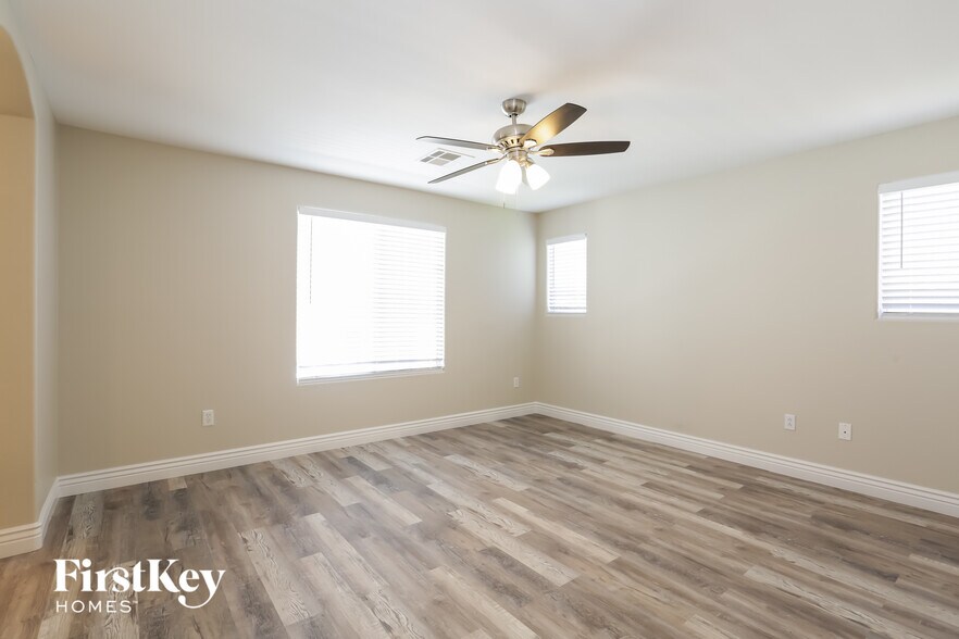 Building Photo - 5681 Woods Crossing St