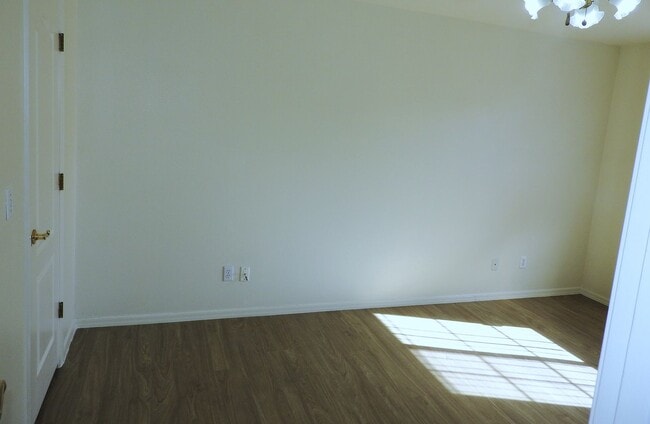 Building Photo - 3+2 Stylish, Move-In Ready Home with New Flooring and Fresh Interior