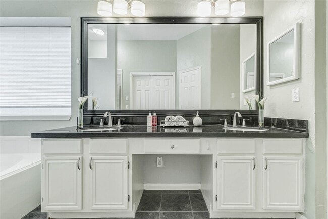 Building Photo - 4506 Silverlake Dr