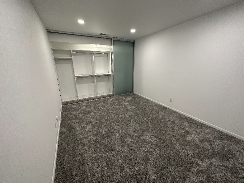 Building Photo - 1119 Poinsettia Dr