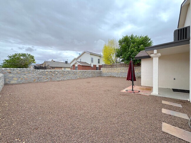 Building Photo - East El Paso Split Tri-Level 3 bed/2 bath Refrig A/C with bonus loft!