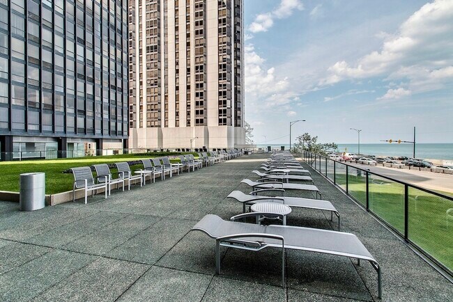 Building Photo - 910 N Lake Shore Dr