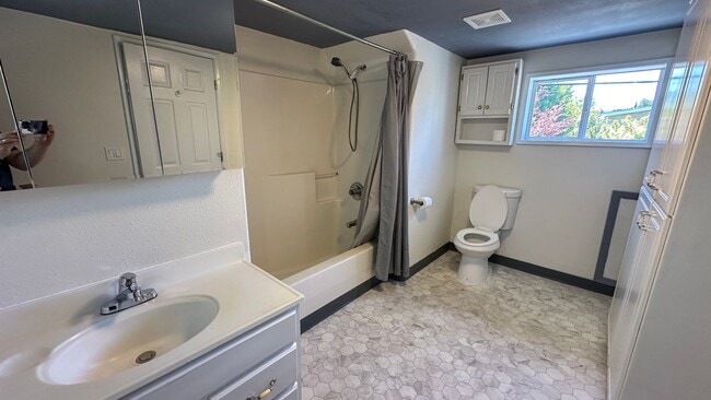 Building Photo - 4bd 2 bath Home in Westmoreland, Portland:...