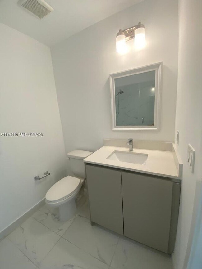 Building Photo - 2561 NE 193rd St