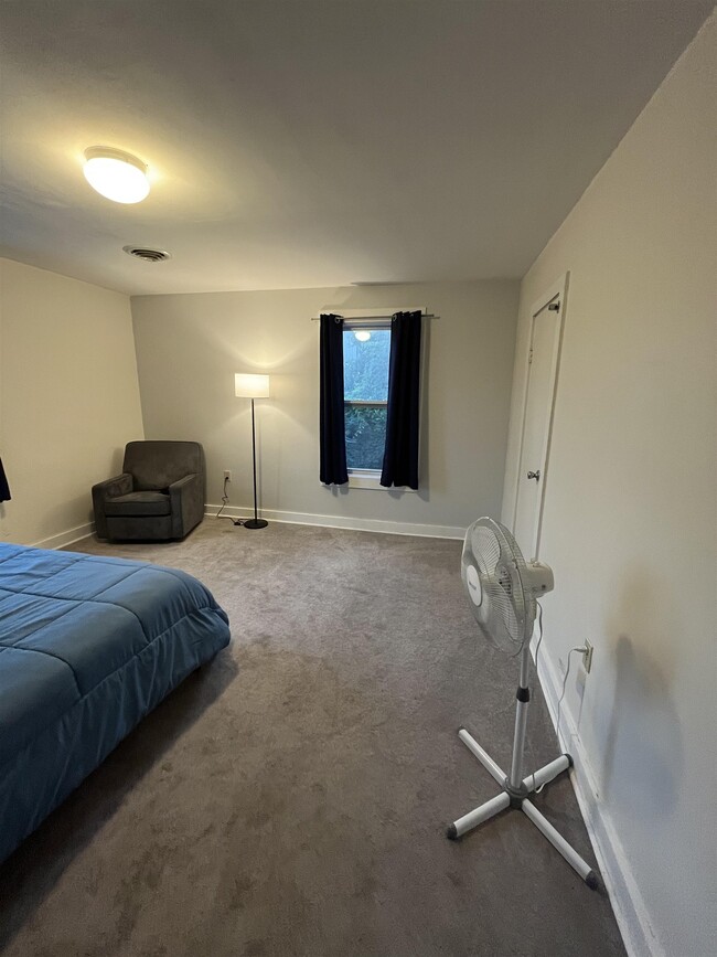 Building Photo - 486 Main St