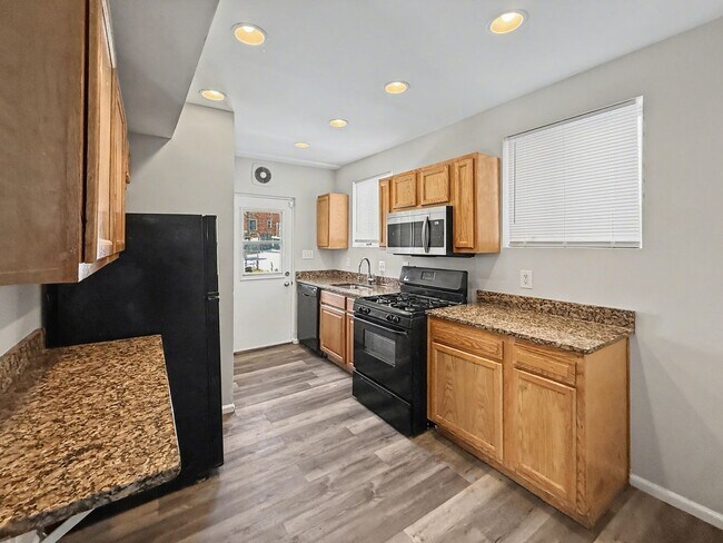 Building Photo - Refreshed 3BD 1BA Home with Parking!