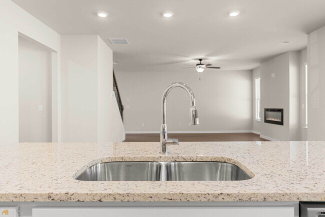 Building Photo - 755 Lakehaven Ln