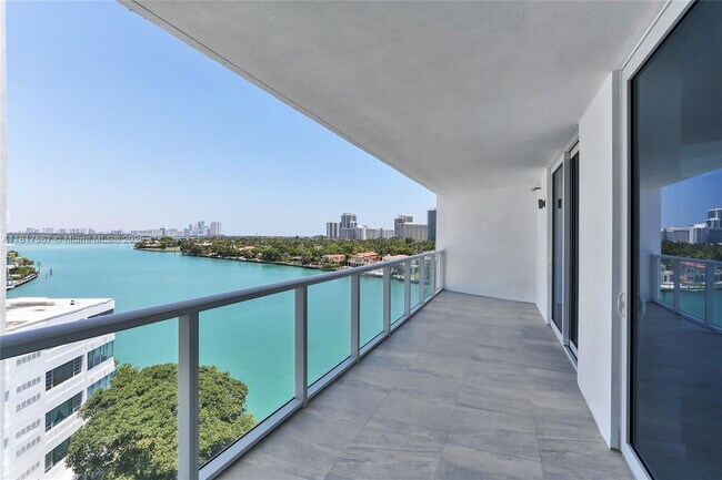 Building Photo - 9821 E Bay Harbor Dr