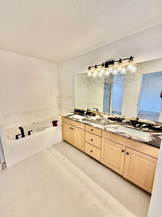 Building Photo - 3-BR Home with Garage and Fenced Yard in B...
