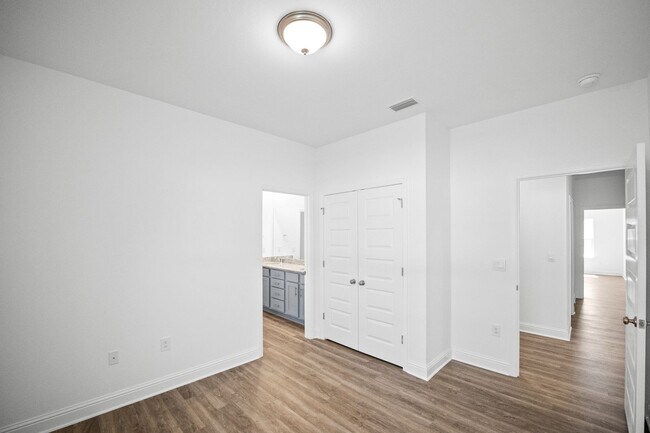 Building Photo - DON'T MISS OUT!