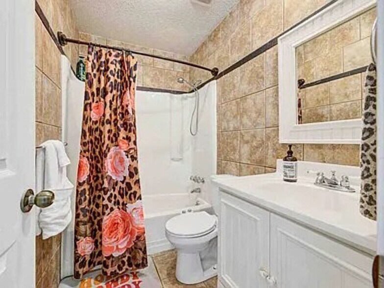 Building Photo - 905 Burnley Rd