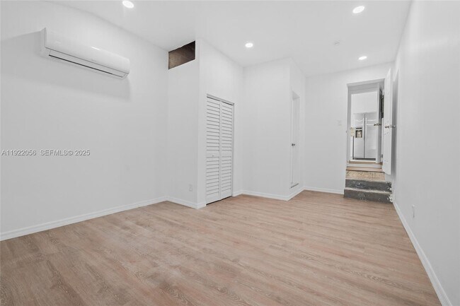 Building Photo - 201 S Biscayne River Dr