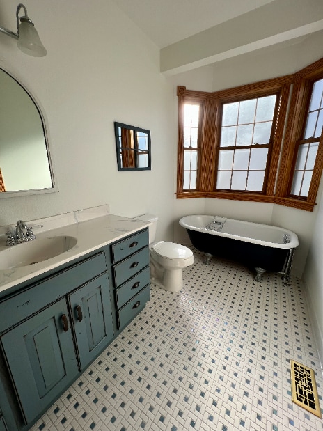Building Photo - Charming Three Bedroom Home!