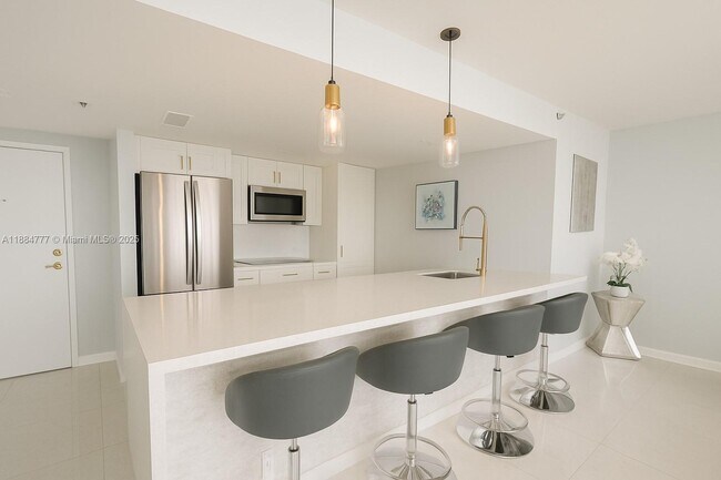 Building Photo - 7601 E Treasure Dr