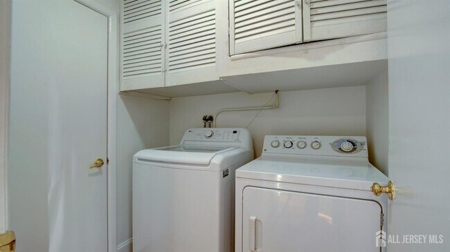 Building Photo - 368B Metuchen Dr