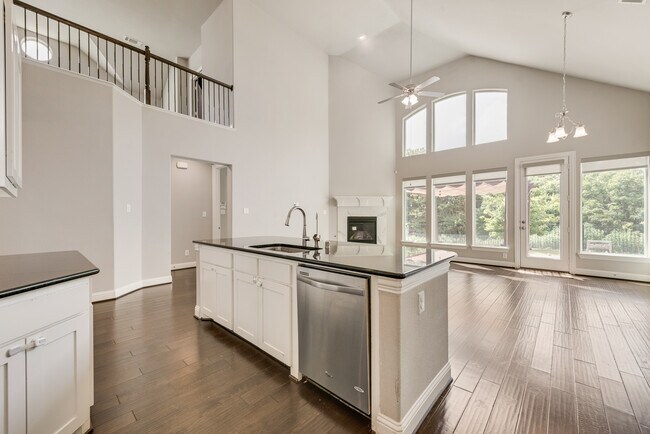 Building Photo - 4037 Hawthorne Dr