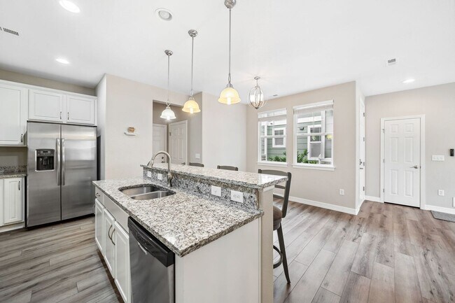 Building Photo - Modern 3BD, 2.5BA Cottonwood Condo with At...